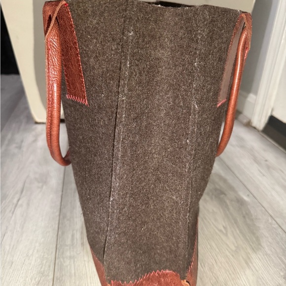 𝐄𝐥𝐞𝐠𝐚𝐧𝐭 𝐓𝐚𝐧 and 𝐁𝐫𝐨𝐰𝐧 𝐖𝐨𝐦𝐞𝐧’𝐬 𝐓𝐨𝐭𝐞 𝐁𝐚𝐠 - Picture 4 of 6